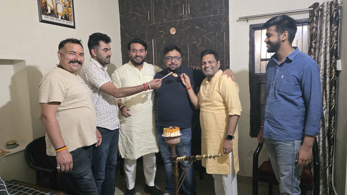 YogiSharmaBJYM's tweet photo. आज छोटे भाई अमित गुप्ता जी का जन्मदिन बड़े ही सादगी भरे अंदाज में साथियों सहित केक काटकर मनाया। ईश्वर से यही प्रार्थना करता हूं कि आप सदैव स्वस्थ, सुखी रहें और जीवन में अपार सफलता प्राप्त करें।

#happybirthday https://t.co/9m6jPtmJkl
