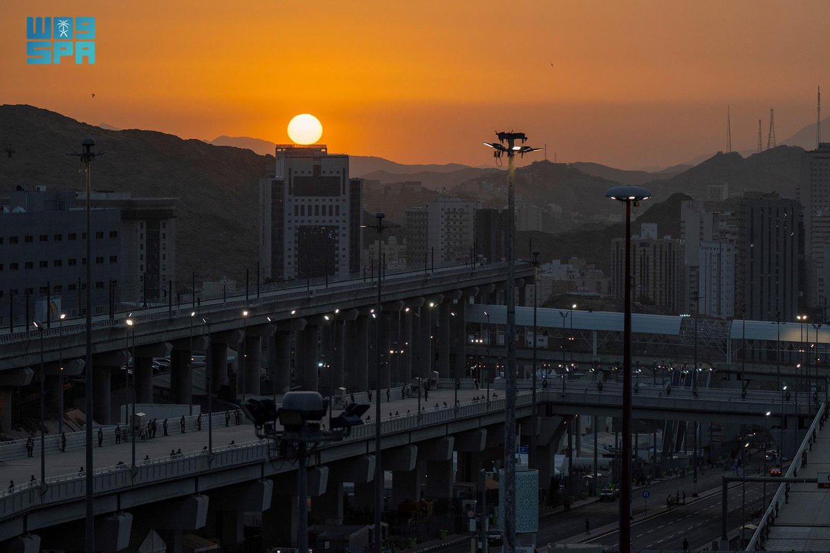 theholymosques's tweet photo. Sunset on the seventh of Dhul-Hijjah from Mina. https://t.co/KpavUs5Ns7