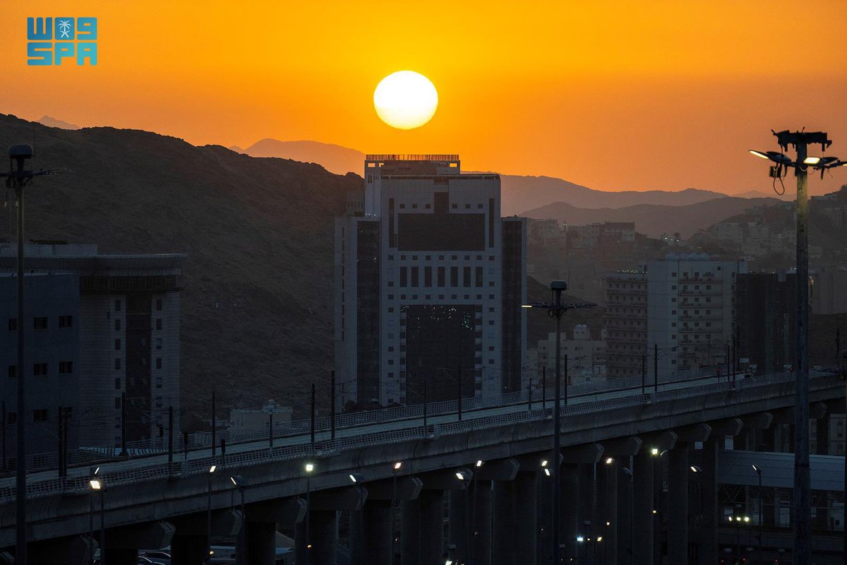 theholymosques's tweet photo. Sunset on the seventh of Dhul-Hijjah from Mina. https://t.co/KpavUs5Ns7