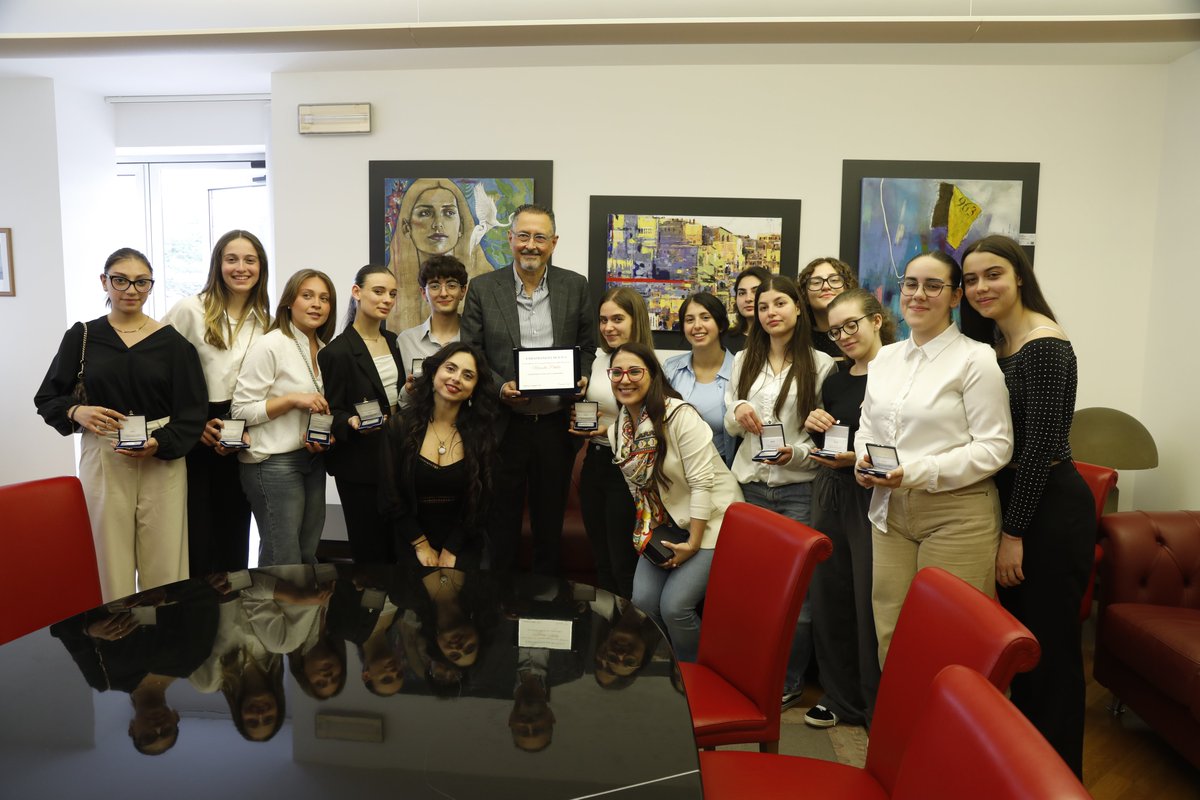 CR Basilicata (@crbasilicata) on Twitter photo Il Presidente del Consiglio regionale <a href="/marcepittella/">Marcello Pittella</a> incontra i protagonisti, studenti e insegnanti, di “Emozioni in scena – Il grande spettacolo della vita”
consiglio.basilicata.it/consiglioinfor… Il Presidente del Consiglio regionale <a href="/marcepittella/">Marcello Pittella</a> incontra i protagonisti, studenti e insegnanti, di “Emozioni in scena – Il grande spettacolo della vita”
consiglio.basilicata.it/consiglioinfor…