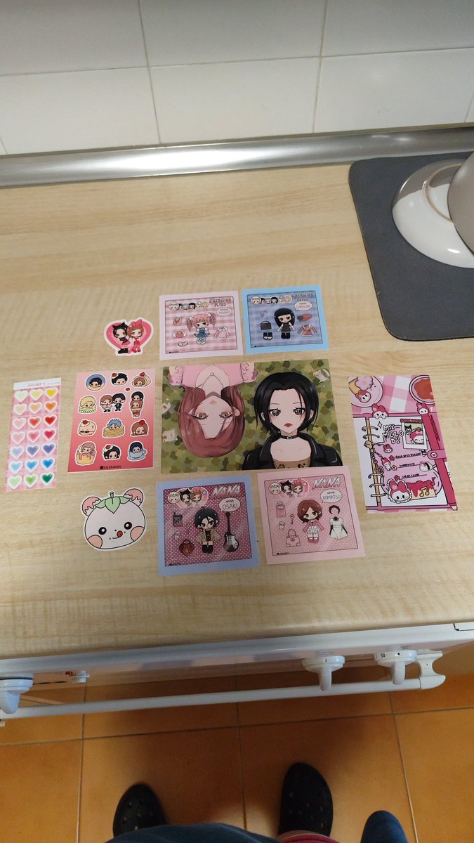 pinky_monsta's tweet photo. Cositas que le compré a @sashimilu y como las he colocado en mi ✨armario de los artistas✨ https://t.co/pCjbPLbM2J