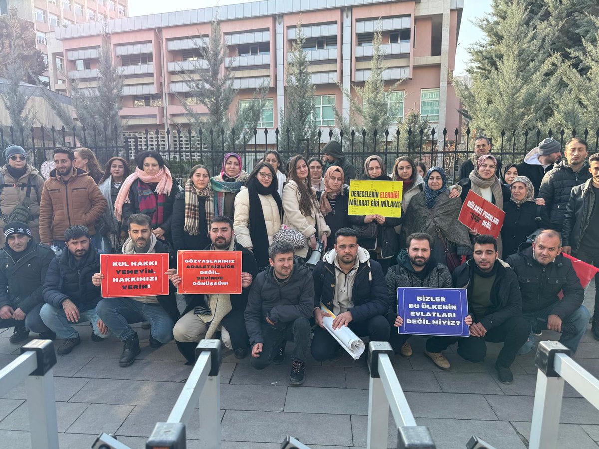 1611 mağdur  tamamının atanmak hakkıdır. Bu hakkı teslim etmek bir tercih değil bakanın görevleri arasındadır. Mücadelemize ilk günkü gibi devam ediyor ve çözüm bulmayan bakan Yusuf Tekin'i istifaya davet ediyoruz.
#YaMülakataÇözümYaistifa