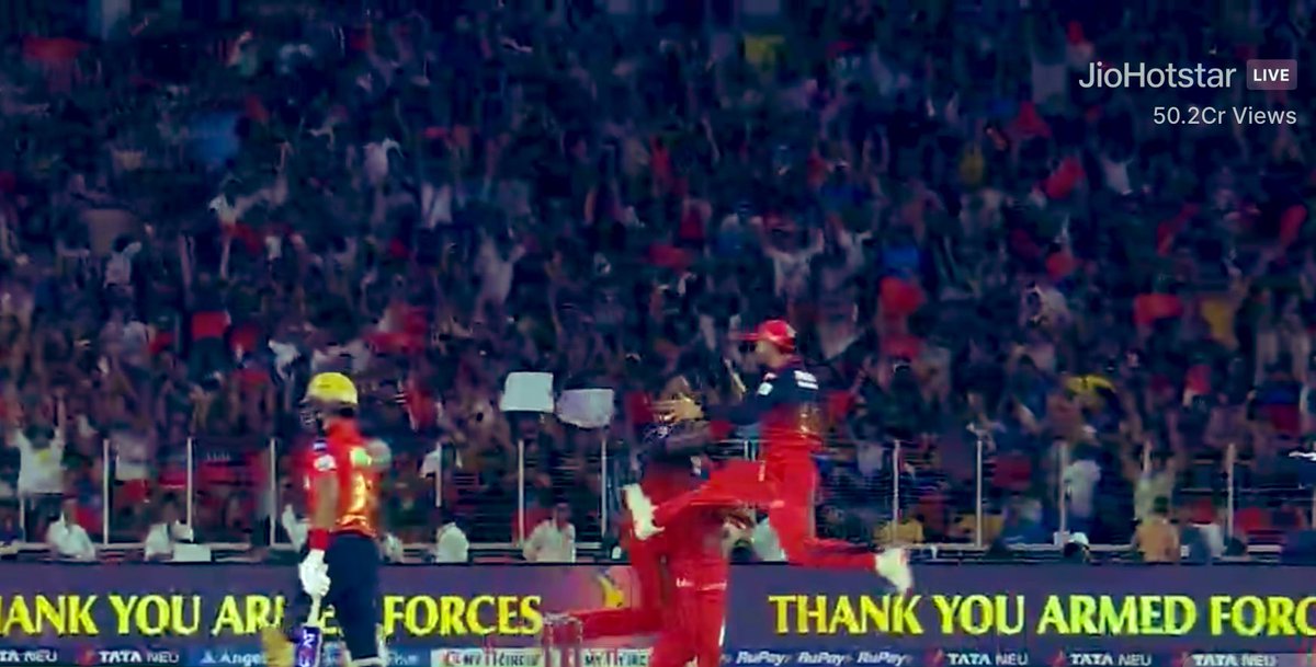 Is it the Moment of the match? ♥️
Shreyas Iyer goes back. 
#IPLFinal #RCBvPBKS 
📸: <a href="/JioHotstar/">JioHotstar</a> <a href="/BCCI/">BCCI</a>
