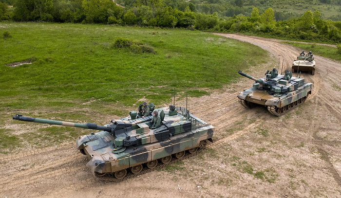 goltarr's tweet photo. Tegoroczne zrealizowane dostawy sprzętu wojskowego z Korei Południowej 🇰🇷 obejmują: 49 czołgów K2GF, 38 armatohaubic samobieżnych K9A1 oraz 63 moduły wyrzutni rakietowych Homar-K.
👉https://t.co/lMkSP9h73e
Z podziękowaniem dla @AgencjaUzbr za udzielone informacje.
📷 9. BKPanc. (Nowoczesność i "tradycja").