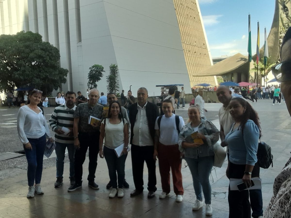 wearecomunidadc's tweet photo. En varios puntos de las principales ciudades del país, se desarrollaron concentraciones de contadores públicos exigiendo a @DIANColombia respeto y mejoras en su plataforma tecnológica. Gracias en nombre de toda la comunidad a promotores y participantes de esta iniciativa. https://t.co/EzpFwtplEf