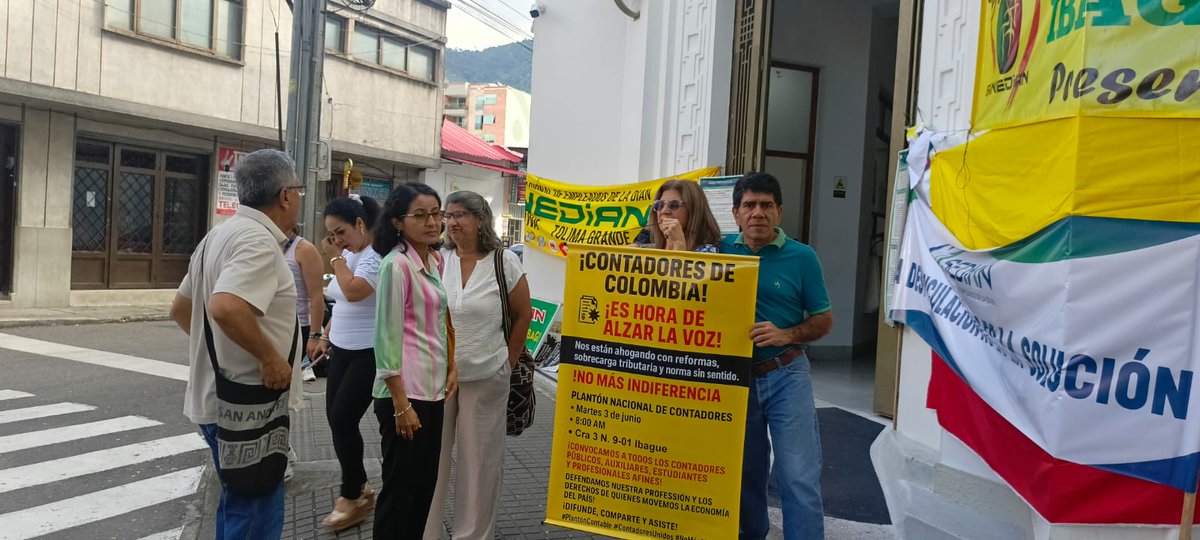 wearecomunidadc's tweet photo. En varios puntos de las principales ciudades del país, se desarrollaron concentraciones de contadores públicos exigiendo a @DIANColombia respeto y mejoras en su plataforma tecnológica. Gracias en nombre de toda la comunidad a promotores y participantes de esta iniciativa. https://t.co/EzpFwtplEf
