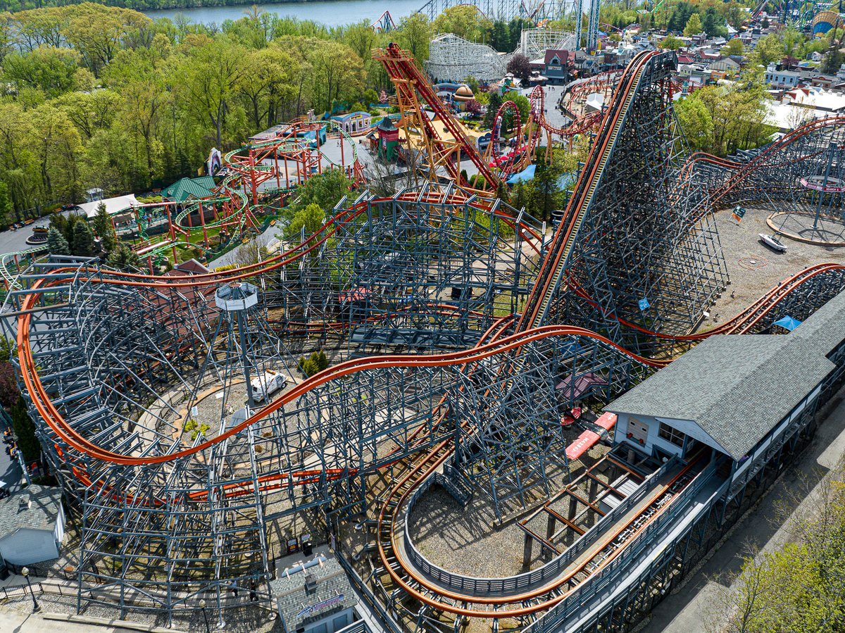 🌪️ Steel meets storm on Wicked Cyclone 🎢⚡
Airtime. Chaos. Mayhem in every twist.
If you haven’t faced the storm yet… what are you waiting for?
📸 : @thrillridecinematics
#sixflagsnewengland #2025season #FUN