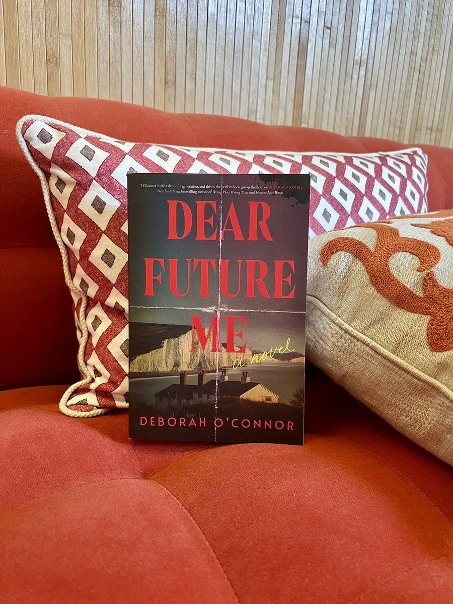 Happy publication day to <a href="/deboc77/">Deborah O'Connor</a> 🥳🎉 Her newest novel DEAR FUTURE ME is out today in the US with Poisoned Pen Press📚 

✉️Twenty years ago, a group of students each wrote themselves a letter - Dear Future Me - confiding their deepest dreams and their very darkest secrets.

Now