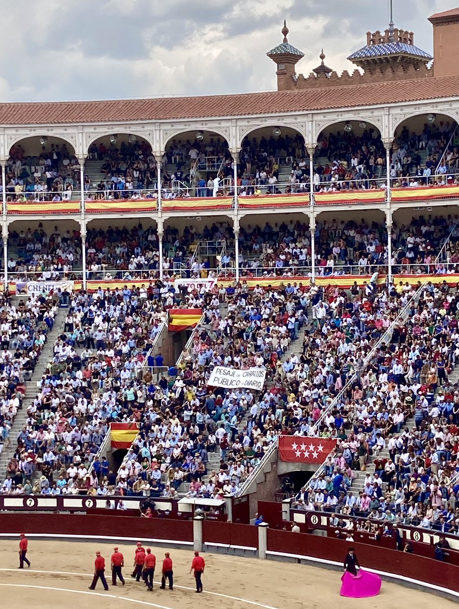 “Pesaje de caballos público y diario”, pancarta en el 7.