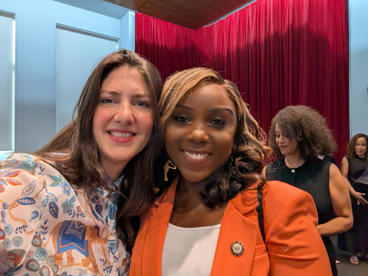 VRLAction's tweet image. 4/5 honorees at this week’s #McSilverAwards for #BlackMaternalHealth are VRLA alums: @AMBichotte @SenatorBrouk @FarahNLouis @SenatorLeaWebb. Our CEO @ErinVilardi was there to witness their power in action. This is what it looks like when lived experiences & political power meet.