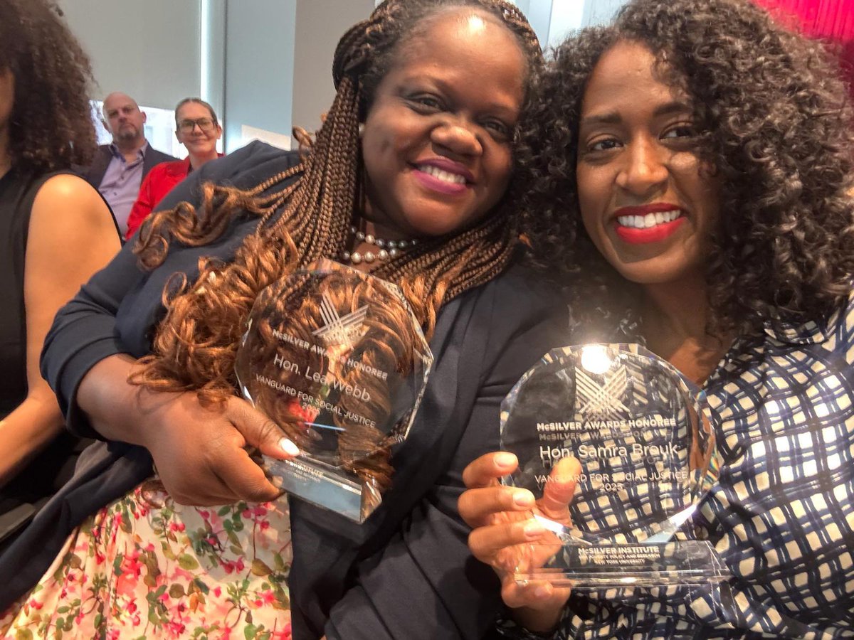 VRLAction's tweet image. 4/5 honorees at this week’s #McSilverAwards for #BlackMaternalHealth are VRLA alums: @AMBichotte @SenatorBrouk @FarahNLouis @SenatorLeaWebb. Our CEO @ErinVilardi was there to witness their power in action. This is what it looks like when lived experiences & political power meet.