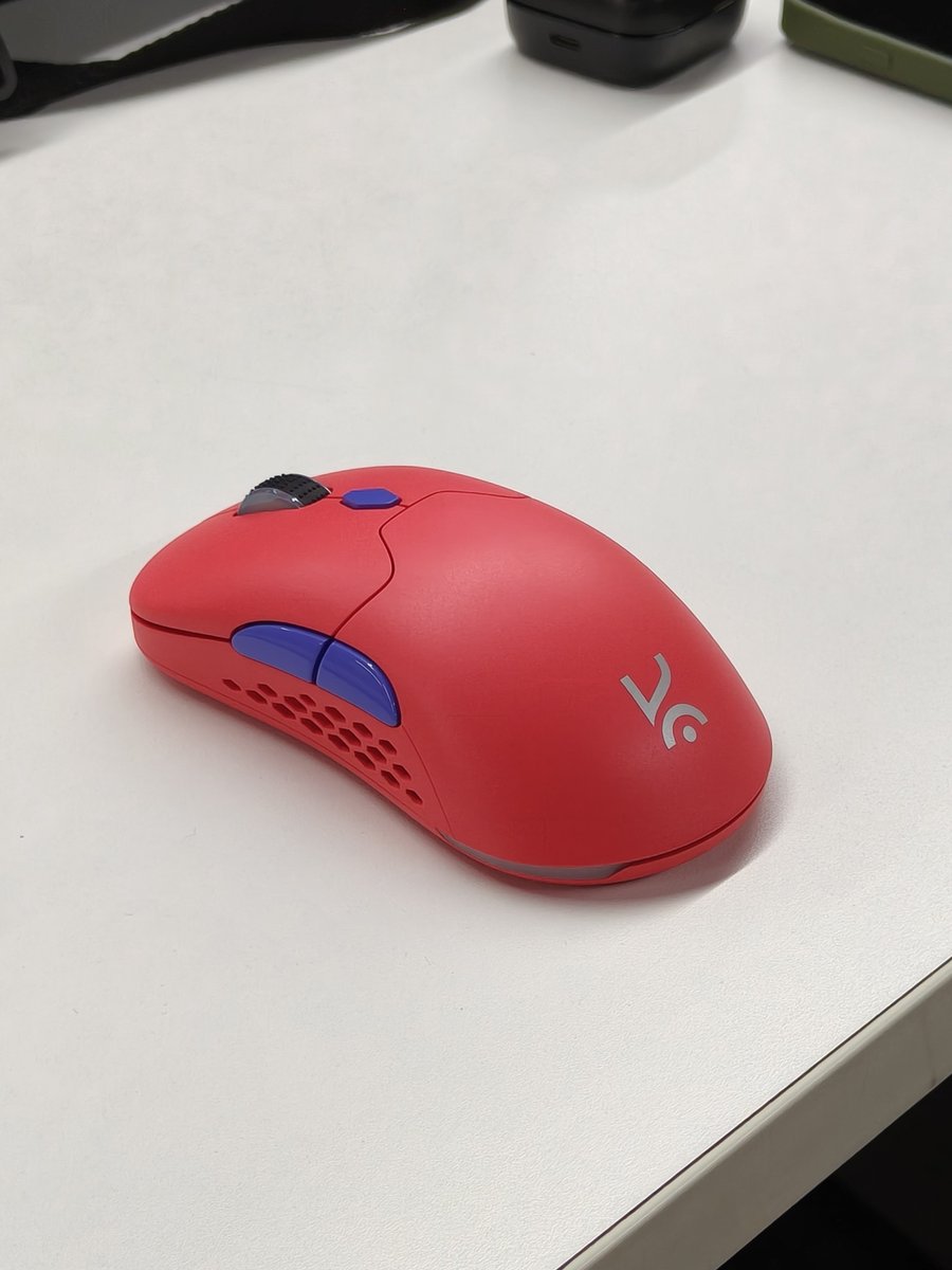 A mouse with both 2.4Ghz and Bluetooth is such a blessing! Can use it to game at home and work in the office 😁