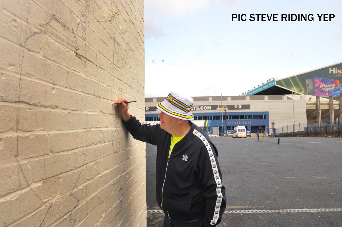 Latest <a href="/LUFC/">Leeds United (C)</a> mural taking shape for the new season  great work by <a href="/RobertEndeacott/">Robert Endeacott</a> and sure to be many pics here match days-opposite Billy's Bar on Elland Road
@lufc <a href="/PhilThumbs/">Phil THUMBS UP MAN CRESSWELL💛💙</a> <a href="/maverickwhites/">Maverick Whites</a> <a href="/downellandrdway/">Woodini</a> <a href="/YEPSportsdesk/">YEP Sport</a> <a href="/lufcprog/">Michael Hewitt</a> @lufc
full story YEP yorkshireeveningpost.co.uk/sport/football…