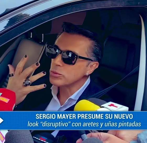 Me pinte las uñas con los colores no binarios para ir a trabajar