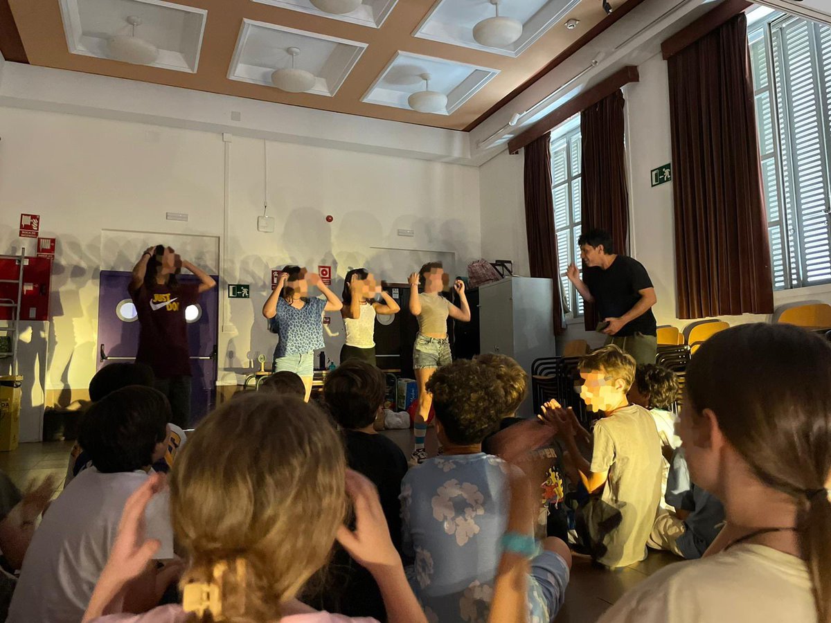 LaPalomaCEIP's tweet photo. Hoy la clase de inglés de 6º ha sido con dinámicas teatrales, luces y sonidos en el salón de actos. #LaPalomaCEIP https://t.co/lwLsnxrP3t