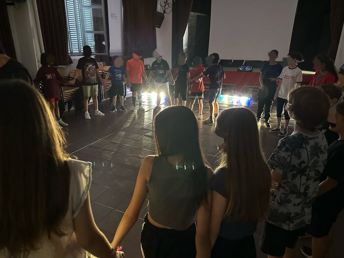 Hoy la clase de inglés de 6º ha sido con dinámicas teatrales, luces y sonidos en el salón de actos. #LaPalomaCEIP