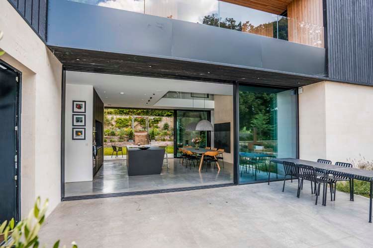 Latest Project: Two sets of oversized, award-winning slim-frame Solarlux Cero III sliding doors make an impressive enhancement to the contemporary kitchen of this stunning new build in the UNESCO World Heritage City of Bath. shorturl.at/mR6fy