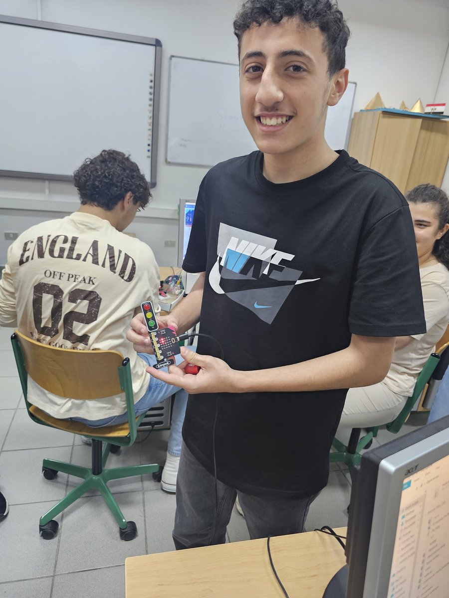 NassarSimone's tweet photo. 💡 Mes élèves de seconde ont créé des projets passionnants avec #Microbit cette année ! Entre feu de circulation , lampadaire du rue, jeux interactifs et alarmes connectées, leur créativité m’impressionne chaque jour. Bravo à eux ! 👏 #Technologie #Éducation @Hhhsinfo https://t.co/ESZWhQnbyZ