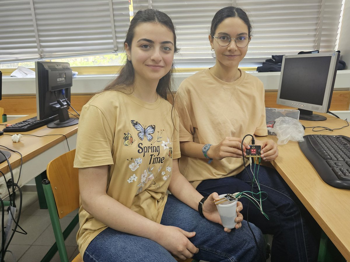 💡 Mes élèves de seconde ont créé des projets passionnants avec #Microbit cette année ! Entre feu de circulation , lampadaire du rue, jeux interactifs et alarmes connectées, leur créativité m’impressionne chaque jour. Bravo à eux ! 👏 #Technologie #Éducation <a href="/Hhhsinfo/">Houssam Hariri HS</a>