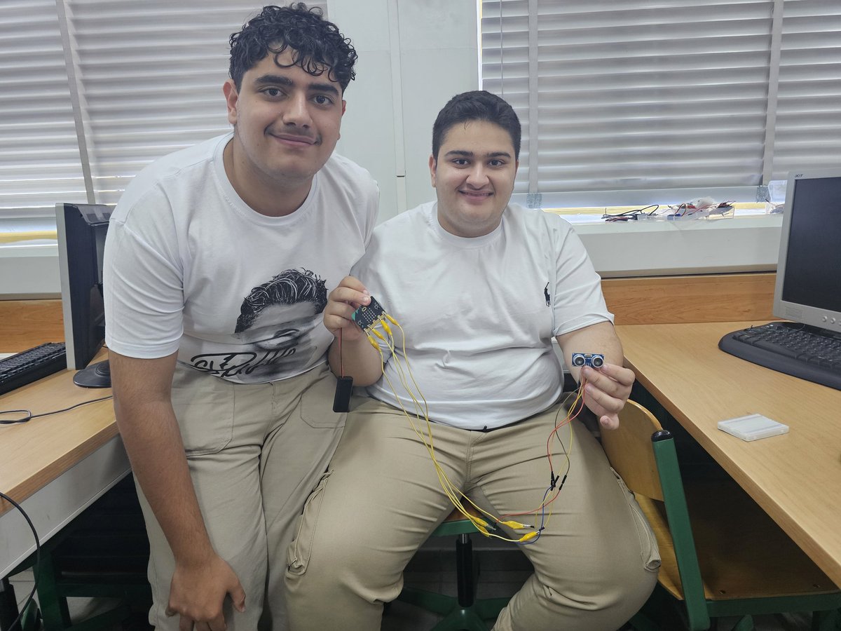 NassarSimone's tweet photo. 💡 Mes élèves de seconde ont créé des projets passionnants avec #Microbit cette année ! Entre feu de circulation , lampadaire du rue, jeux interactifs et alarmes connectées, leur créativité m’impressionne chaque jour. Bravo à eux ! 👏 #Technologie #Éducation @Hhhsinfo https://t.co/ESZWhQnbyZ