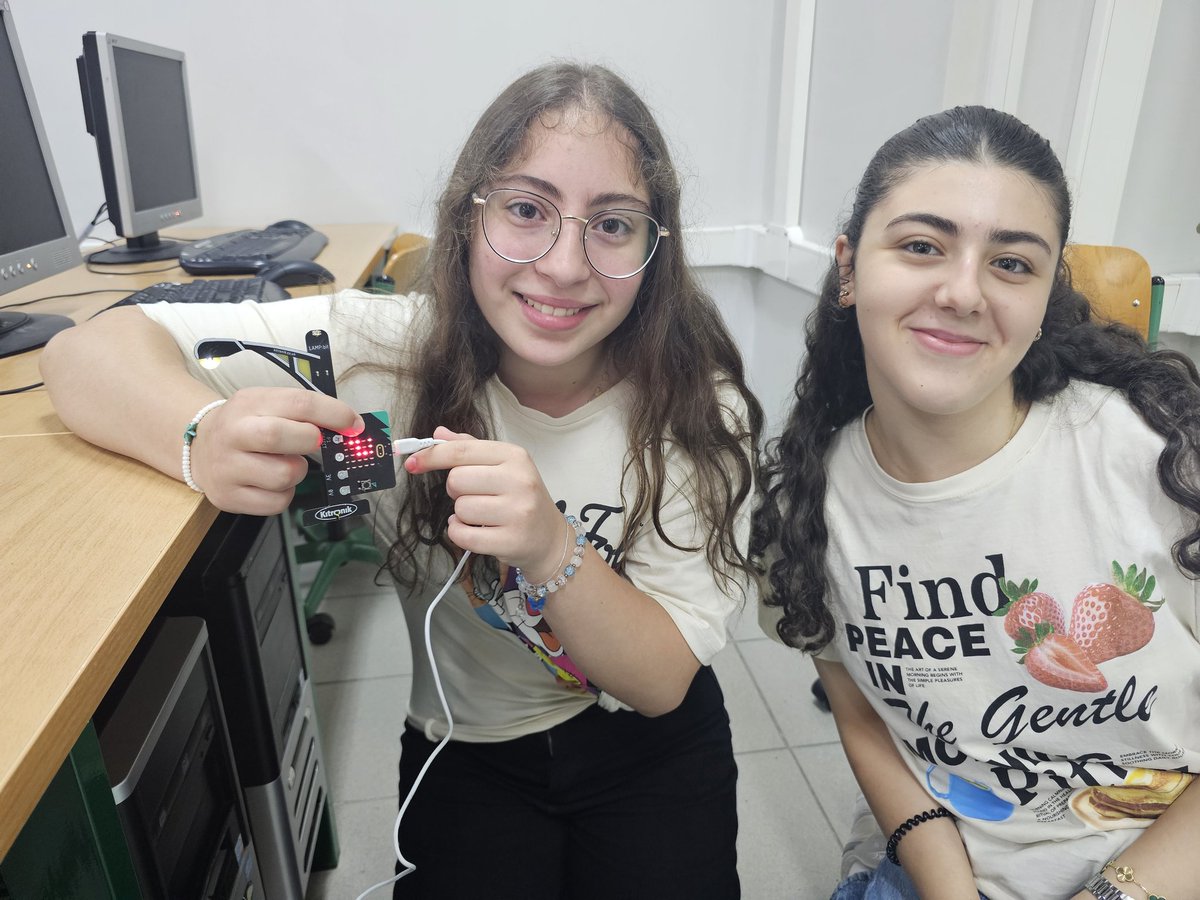 NassarSimone's tweet photo. 💡 Mes élèves de seconde ont créé des projets passionnants avec #Microbit cette année ! Entre feu de circulation , lampadaire du rue, jeux interactifs et alarmes connectées, leur créativité m’impressionne chaque jour. Bravo à eux ! 👏 #Technologie #Éducation @Hhhsinfo https://t.co/ESZWhQnbyZ
