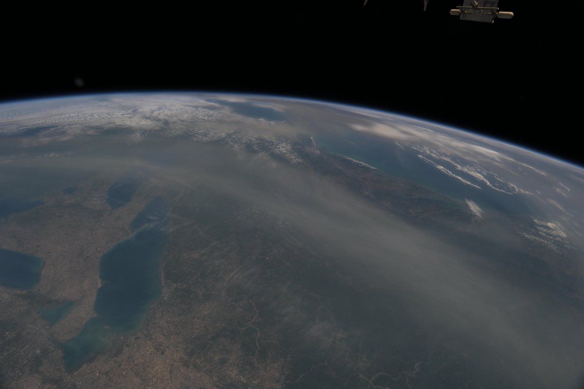 Astro_Ayers's tweet image. I noticed smoke over the Northern U.S. and Canada a few days ago, and it took me a little while to understand what it was. From our perspective, it almost looks like a differently colored cloud formation.
The brown hue to the clouds and the fact that they overlapped the white…