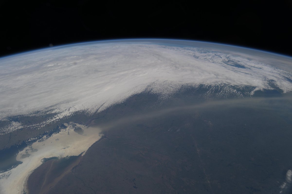 Astro_Ayers's tweet image. I noticed smoke over the Northern U.S. and Canada a few days ago, and it took me a little while to understand what it was. From our perspective, it almost looks like a differently colored cloud formation.
The brown hue to the clouds and the fact that they overlapped the white…