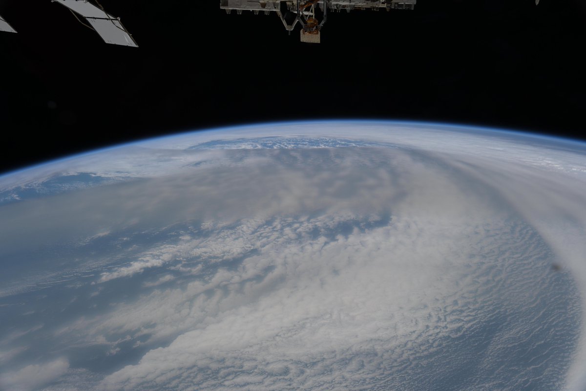Astro_Ayers's tweet image. I noticed smoke over the Northern U.S. and Canada a few days ago, and it took me a little while to understand what it was. From our perspective, it almost looks like a differently colored cloud formation.
The brown hue to the clouds and the fact that they overlapped the white…