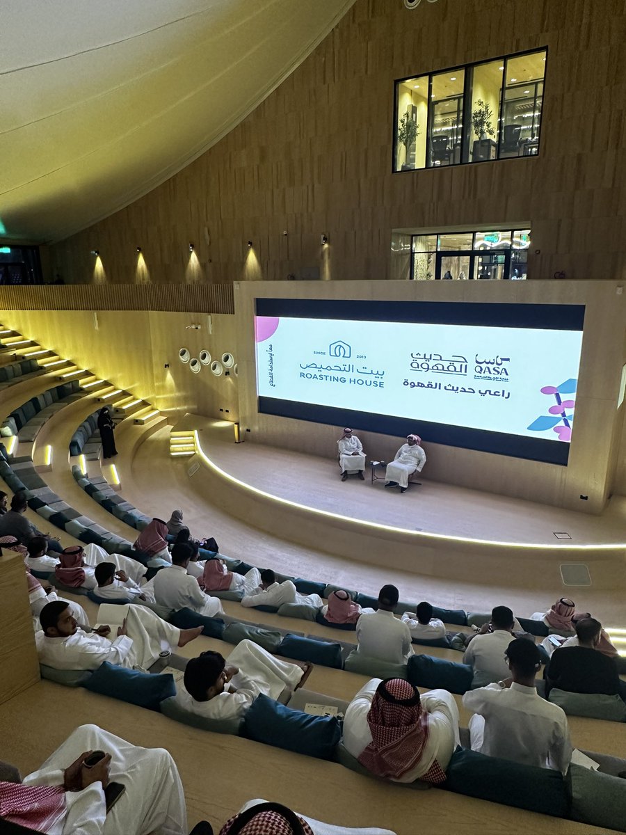 حضور قوي في أولى جلسات "حديث القهوة" الذي تنظمه جمعية القهوة السعودية "كاسا"
وهي جمعية تم تأسيسها بشراكة مشرفة بين القطاع الخاص والحكومي بهدف دعم القطاع وتعزيز الوعي وتنمية العمل الاحترافي والبطولات في المملكة ويشرفني ان اكون عضو مؤسس مع زملائي ملاك المقاهي والمحامص المشاركة في