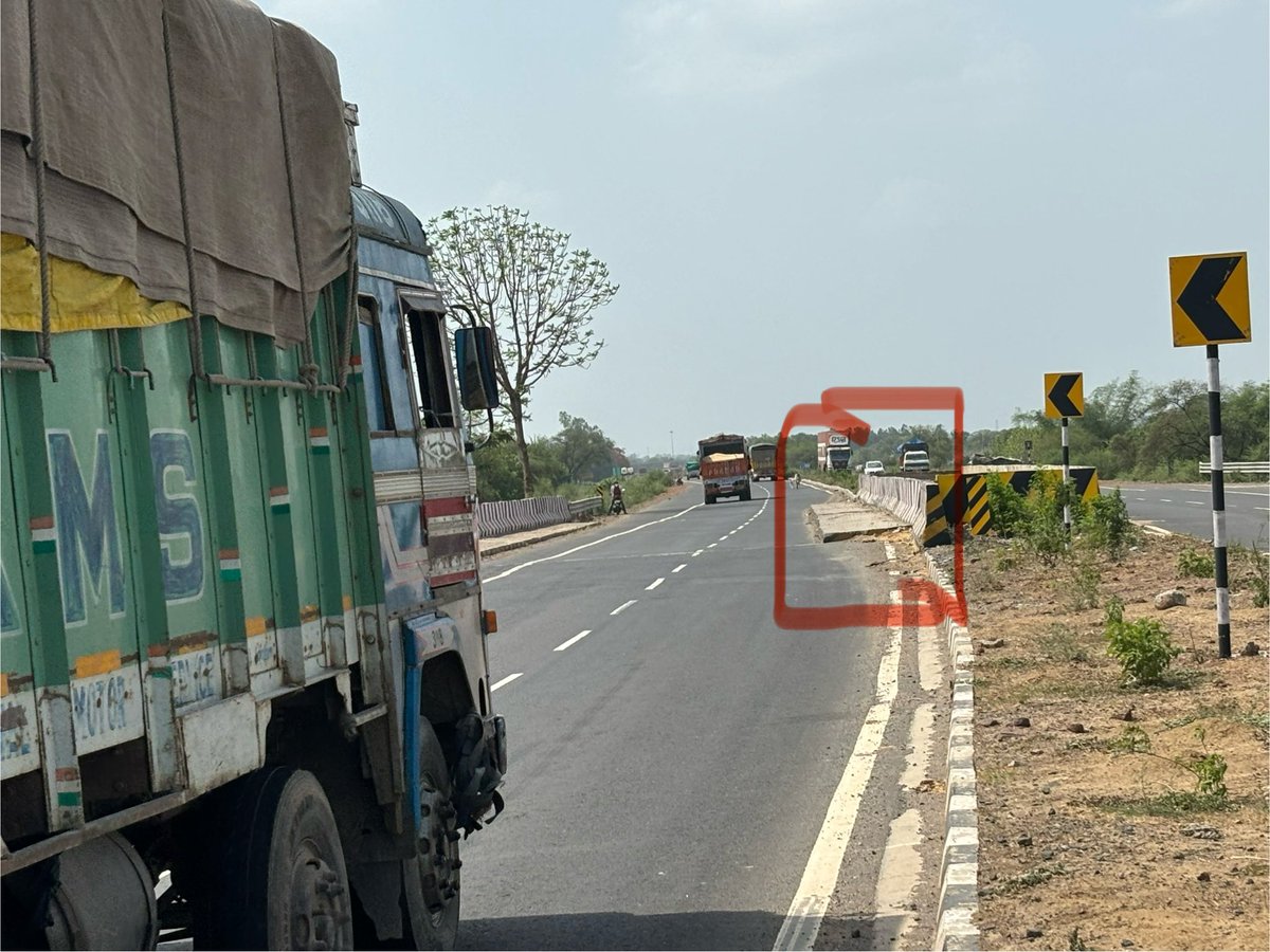 shantanu2391710's tweet photo. Accident trap made by NHAI @NHAI_Official @MORTHIndia 
NH7 katni bypass 4 lane highway with a major design failure. On the right lane sudden concrete footpath on the road. At night it’svery difficult to judge @CMMadhyaPradesh @nitin_gadkari @DainikBhaskar pl post https://t.co/ghwaSJ0X0i