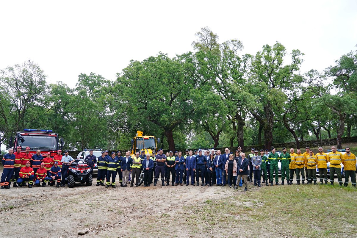 #braga #dispositivodecombateaincendios Braga quer helicóptero de volta. Mais em e24.pt/braga-reforcad…