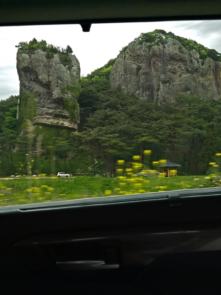 특히 차가 있다면 뽈뽈 돌아다녀도 재밌어용
많은 강수량과 동고서저 지형 덕분에 한국에 흔치않은 신기한 광경을 볼수있답니다
정령치 넘어 깊은 절벽과 협곡들이 예쁘답니다,.,. 로드트립의 묘미를 느낄수있음
