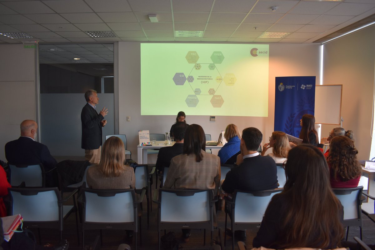 AuciUruguay's tweet image. La  directora técnica, María Delgado, subrayó la importancia de fortalecer las capacidades técnicas nacionales, a través de la articulación con otros actores claves y agradeció a los socios @AecidConoSur, @UEenUruguay @SEGIBdigital y @mercociudades por acompañar la iniciativa.