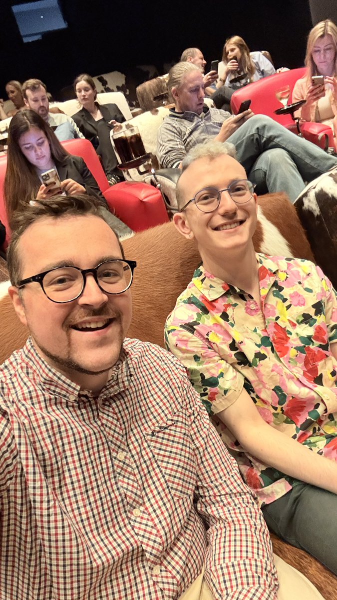 Checking in for the <a href="/NextToNormalUK/">Next To Normal</a> advanced screening 💜 with <a href="/Raphaelk0hn/">🦋Raphael Kohn 🏳️‍🌈</a> for <a href="/ATDazzles/">All That Dazzles</a> - VERY excited to relive these incredible performances 🥹💜