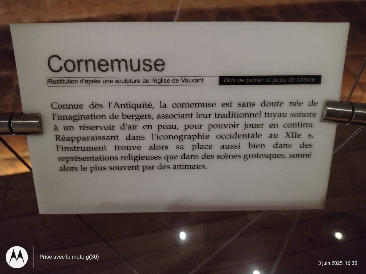 ThiChaplain's tweet image. Être dans l'ancienne abbaye royale de Nieul sur l'Autise et voir une #Cornemuse, elle est encore utilisé dans les groupes de musiques traditionnelles Vendéennes (vous connaissez la danse "Maraîchine" et bien elle vient de #Vendée même si on la voit en #FestNoz)