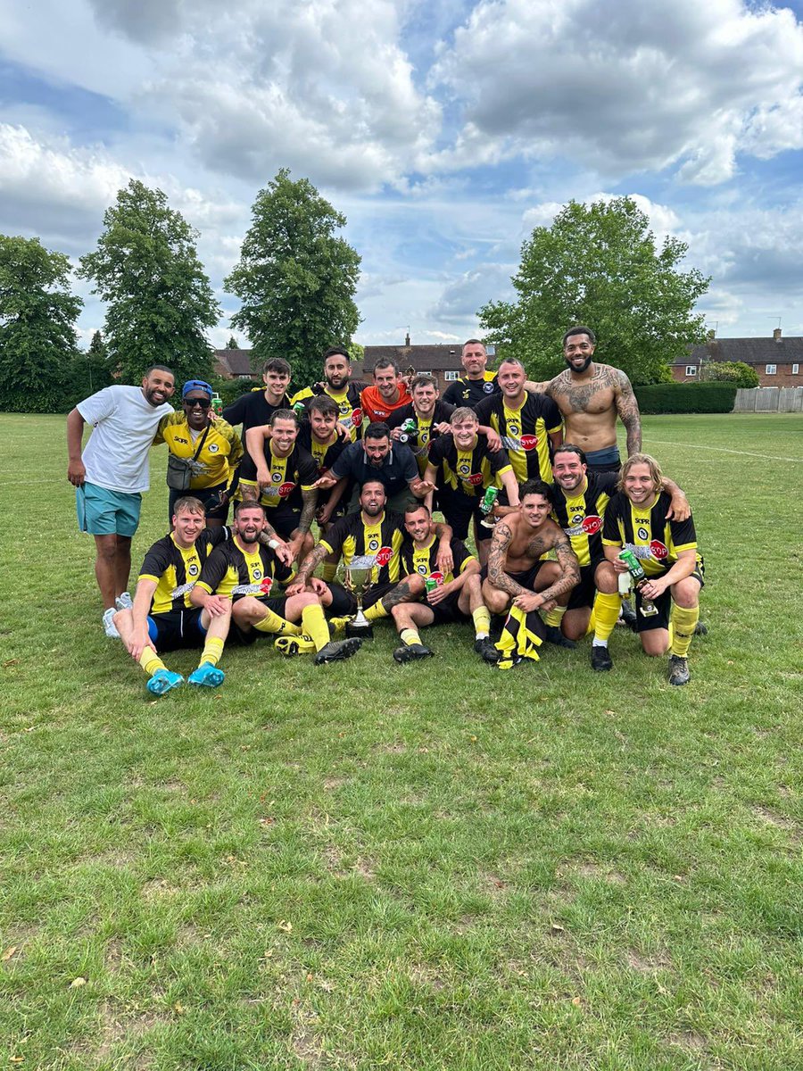 East Berkshire Football League (@eastberkshirefl) on Twitter photo REPORT: <a href="/Britwell_FC/">Britwell FC</a> are crowned EBFL Premier Division champions 🖤🏆💛
eastberksfl.com/f/britwell-cro…
A massive thank you to <a href="/RoyalHolloway/">Royal Holloway</a> 3rd year student, Emma Green, for this report and interview with Charlie Graves and Gary Wade. REPORT: <a href="/Britwell_FC/">Britwell FC</a> are crowned EBFL Premier Division champions 🖤🏆💛
eastberksfl.com/f/britwell-cro…
A massive thank you to <a href="/RoyalHolloway/">Royal Holloway</a> 3rd year student, Emma Green, for this report and interview with Charlie Graves and Gary Wade.