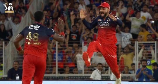 ba2f7c2e8405442's tweet photo. Virat Kohli is all pumped up, he is bringing that energy for RCB which was needed against Punjab in this tricky chase.

#RCBvsPBKS #ViratKohli 
#IPLFinal #IPLFinals https://t.co/wkzb5Mq7QA