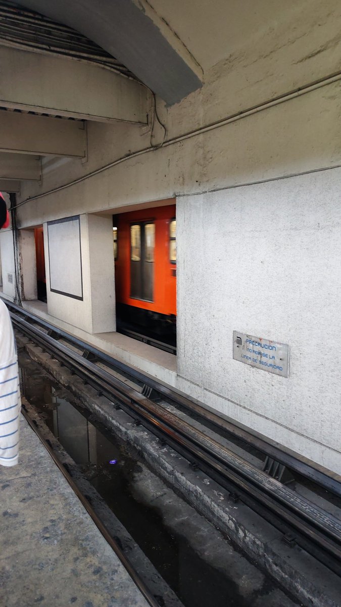 Ponkachu's tweet photo. @MetroCDMX 3 trenes hacia el rosario vs ningúno hacia barranca del muerto? https://t.co/Z0gBiKWay1