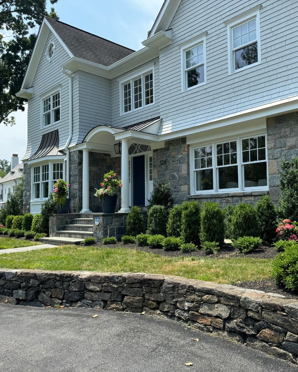 LegardenDesigns's tweet photo. Crisp lines and classic structure—this formal boxwood planting enhances the home's timeless architecture and offers year-round greenery with minimal maintenance. Explore more designs at https://t.co/QMxAgwmWIp.

#BoxwoodDesign #FormalGarden #FrontYardInspiration #LandscapeDesign https://t.co/QMiBoQV4f4