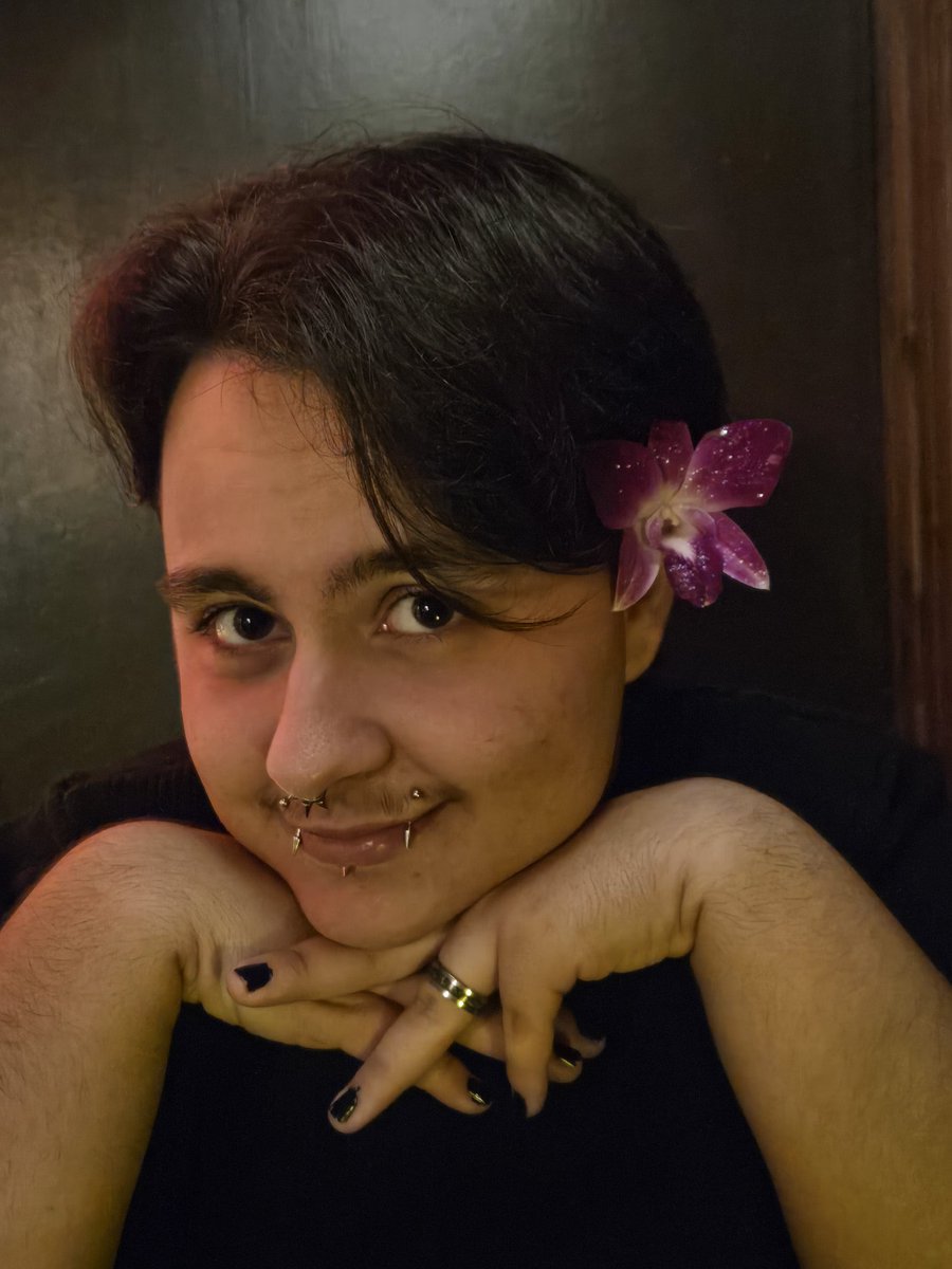 lobotomizedarts's tweet photo. HAIII GUYS!!! happy pride month :DD i don’t often post abt myself sooo

my name is frankie (he/him) and im a trans queer man in school for marine science ! i currently work for a lgbtq+ center and do furry/anthro art as a hobby!

i love my pets and my partner @Hypatia_12 <333 https://t.co/MZTytK24yV