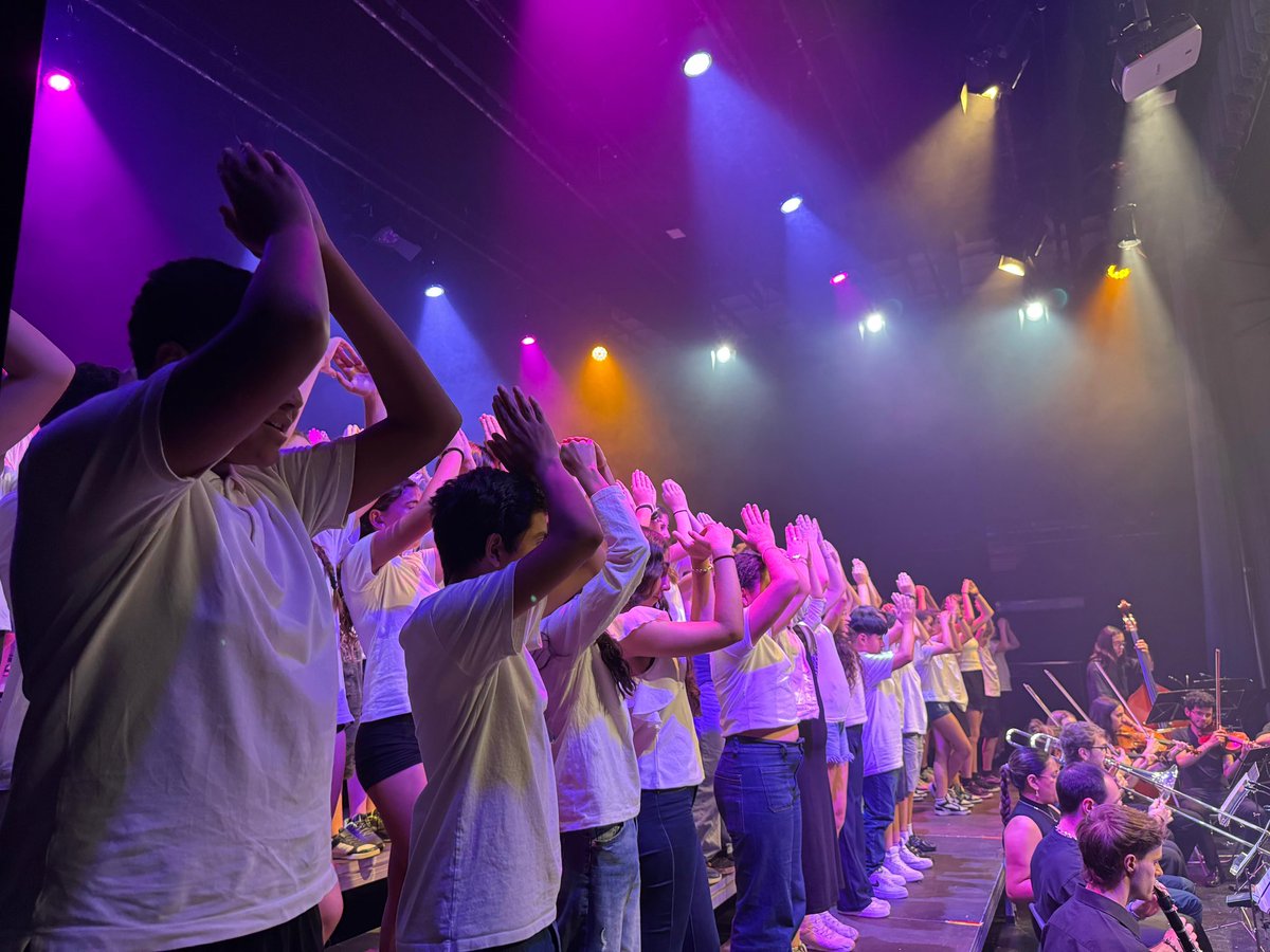 Avui tot l'alumnat de 1r d’ESO ha interpretat la cantata  VEUS D'AIGUA de Sergi Salinas amb l'IE  Sicília de Barcelona, acompanyats del grup instrumental EL Projectil al <a href="/sat_teatre/">SAT! Sant Andreu Teatre</a>. 
Hem aconseguit fondre les nostres VEUS amb un conjunt instrumental. #música #ESO