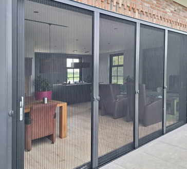 Magneetdeuren zijn voor beginners. Ga voor een plissé hordeur van formaat bij Berg Zonwering. Past, schuift, sluit.  Richard van den Berg