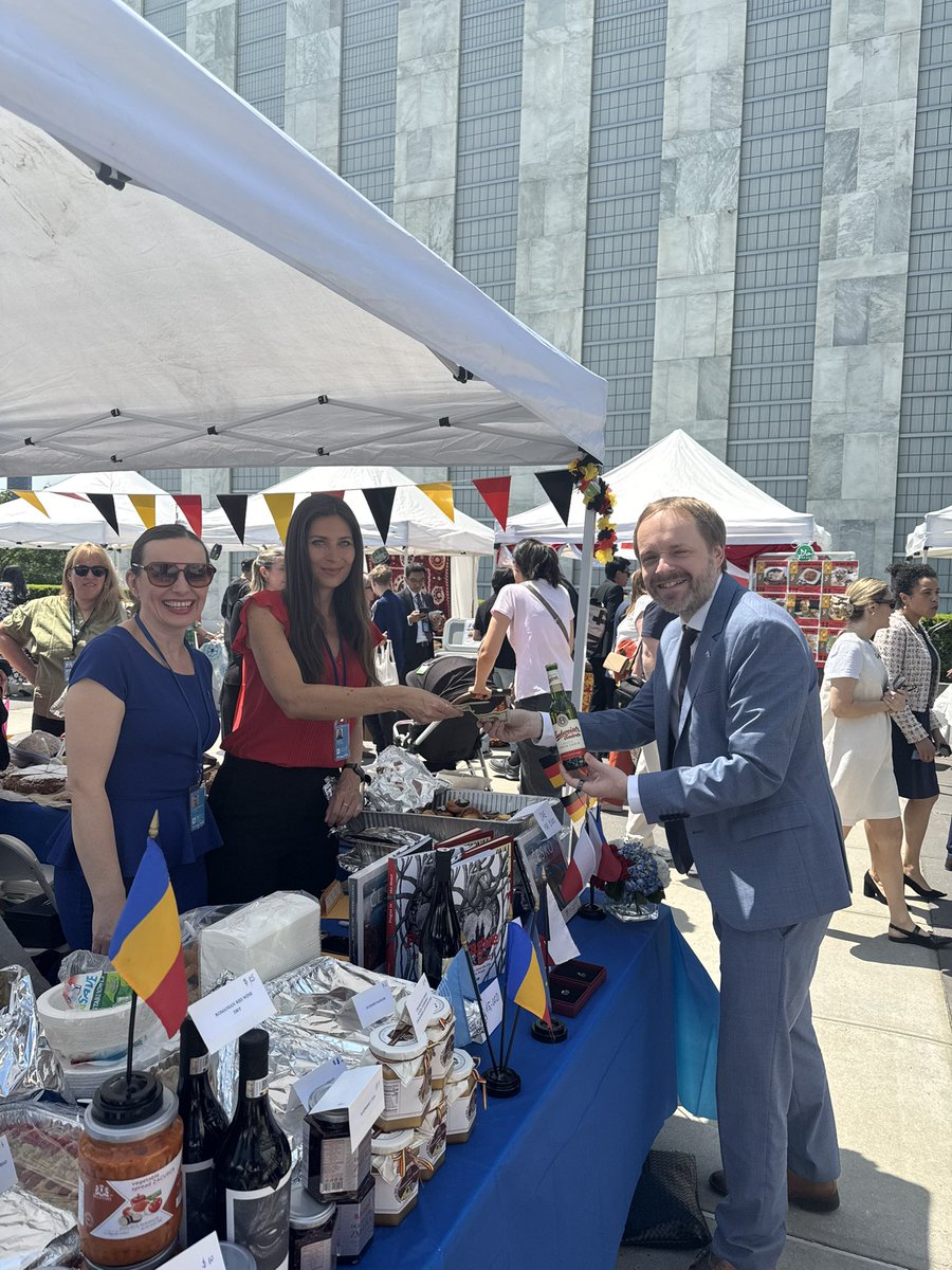 Tradiční OSN bazar je zpátky. Členské státy tu prodávají své národní dobroty. A co jiného si v tomto vedru koupit v 🇨🇿stánku než 🍺? Nabízíme také skvělé koláčky. Výtěžek jde na charitativní účely.