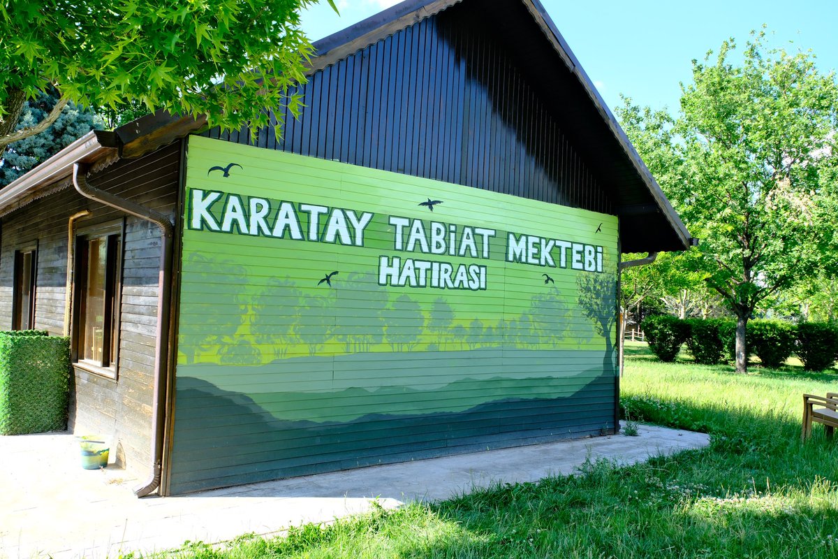 🎨 Tabiat Mektebimize Sanatın Büyülü Dokunuşu 🌿
Necmettin Erbakan Üniversitesi Güzel Sanatlar Fakültesi öğrencileriyle rengârenk, fırça fırça, kahkahalı bir gün geçirdik!
Ağaçlar, taşlar, yollar bile sanata doydu diyebiliriz 😄
Ortaya çıkan eserler ise… GÖRÜLMEYE DEĞER! 👏🎉