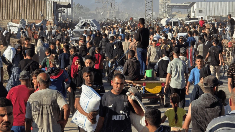 Sento a la corresponsal de Catalunya Ràdio a Jerusalem recapitular dades i informa que a la darrera setmana: 

- 100 persones han mort
- 500 han resultat ferides

en diferents atacs del govern d'Israel mentre feien cua per REBRE AJUDA HUMANITÀRIA.

Això se'n diu CRIM DE GUERRA.