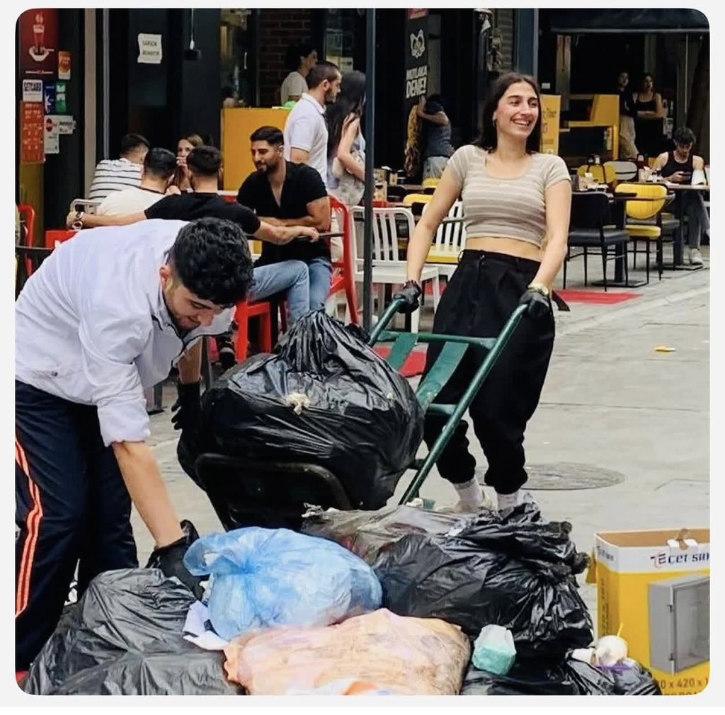 Anlatmaya gerek yok görüyorsunuz...

Ak Parti seçmeni       //      CHP seçmeni
