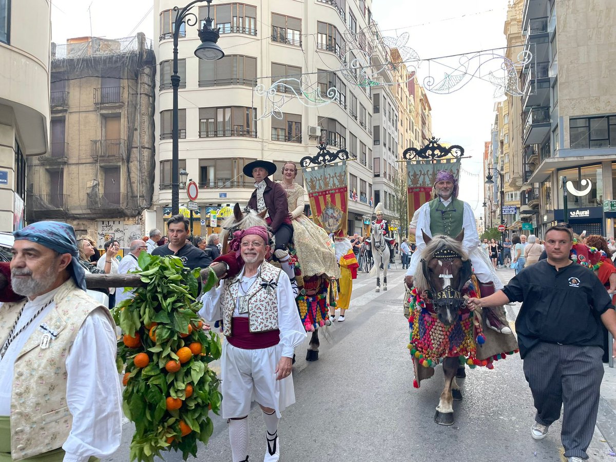 La Fiesta de los Niños de la Calle San Vicente cumple 400 años. Entre sus actos, se encuentra la procesión que recorre la calle que lleva su nombre. Emotivo recorrido en el que han participado todos los altares para arropar cuatro siglos de historia y tradición.