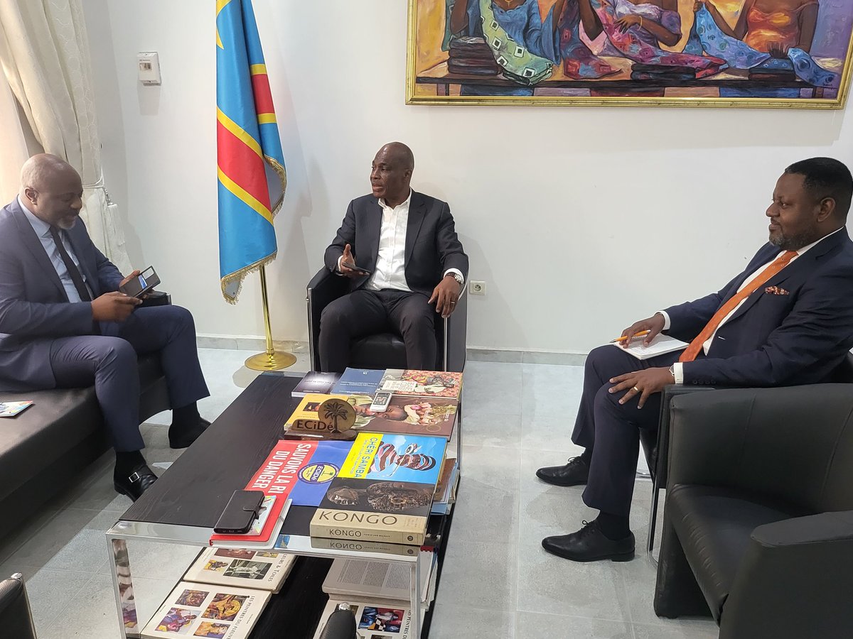 banza_officiel's tweet image. RDC : Politique 

@FiyouNdondoboni était le premier avoir compris l'intérêt et l'importance de L'UNITÉ dans L'ACTION pour sauver notre pays de l'agression Rwandaise que veut Congoliser aujourd'hui JKK et sa bande des traîtres tribalistes.

#OrangemonParti
#RDCmonPays