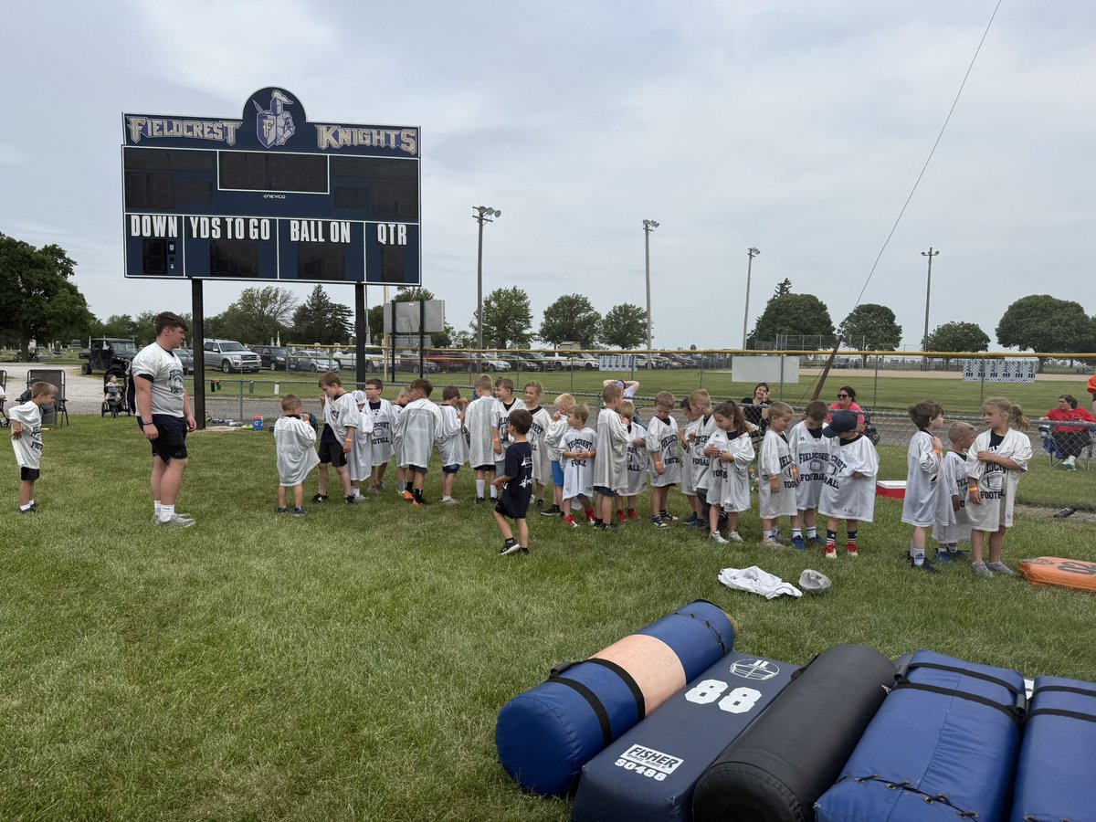 Day 1 of Youth Camp is complete! Had a nice breezy day to work on our defensive skills but this ‘Bengals’ squad might need to grow into their jerseys a little! Excited for Day 2 tomorrow!

#KnightPride