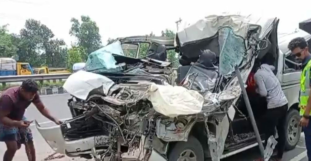 টাঙ্গাইলে ভয়াবহ সড়ক দুর্ঘটনায় বাবা-ছেলেসহ একই পরিবারের তিনজন নিহত